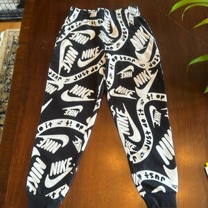 NWT Kid Nike sweatpants.